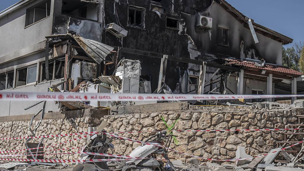 Ein Blick auf ein beschädigtes, nachdem eine Rakete aus dem Libanon ein Haus in Safed getroffen hat. Foto: Ilia Yefimovich/dpa