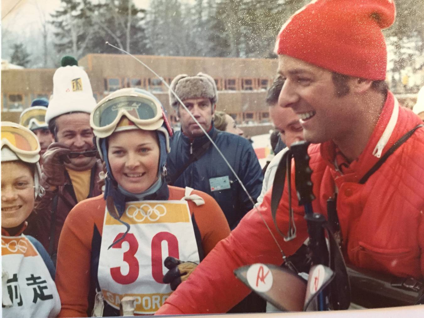 Martha Bühler (Startnummer 30) mit Adolf Ogi in Sapporo, 15 Jahre bevor er Bundesrat wurde (Bild: FM1Today/Dario Cantieni)