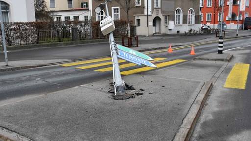 Automobilistin kollidiert in Chur mit Strassenmast