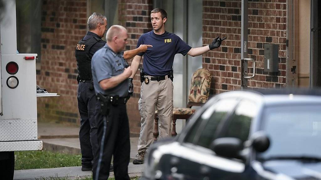 Ermittler nehmen nach dem tödlichen Angriff auf Polizisten in den USA eine Wohnung in Kansas City unter die Lupe, von wo der mutmassliche Täter stammen soll.