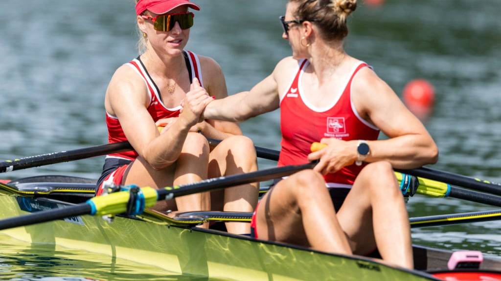 Salome Ulrich (links) und Fabienne Schweizer (rechts) ziehen an der Ruder-WM in den A-Final ein
