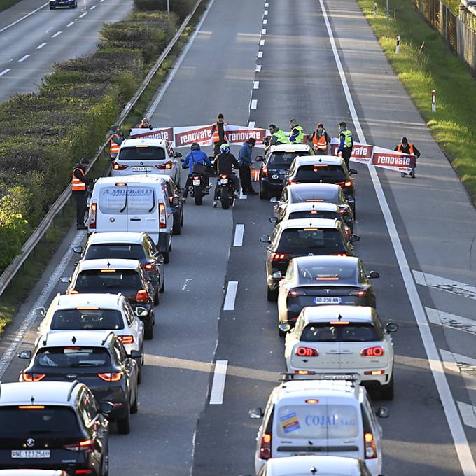 Klima-Aktivisten blockieren Autobahn