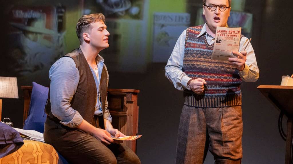 Andrzej Filo?czyk (l) und  Miles Mykkanen (r) bei einer Probe für die Oper  «The Amazing Adventures of Kavalier & Clay» . Vor der Beginn der Premiere trat Operndirektor Peter Gelb auf die Bühne und erklärte, unter grossem Applaus, die Met stehe für die Freiheit des künstlerischen Ausdrucks.