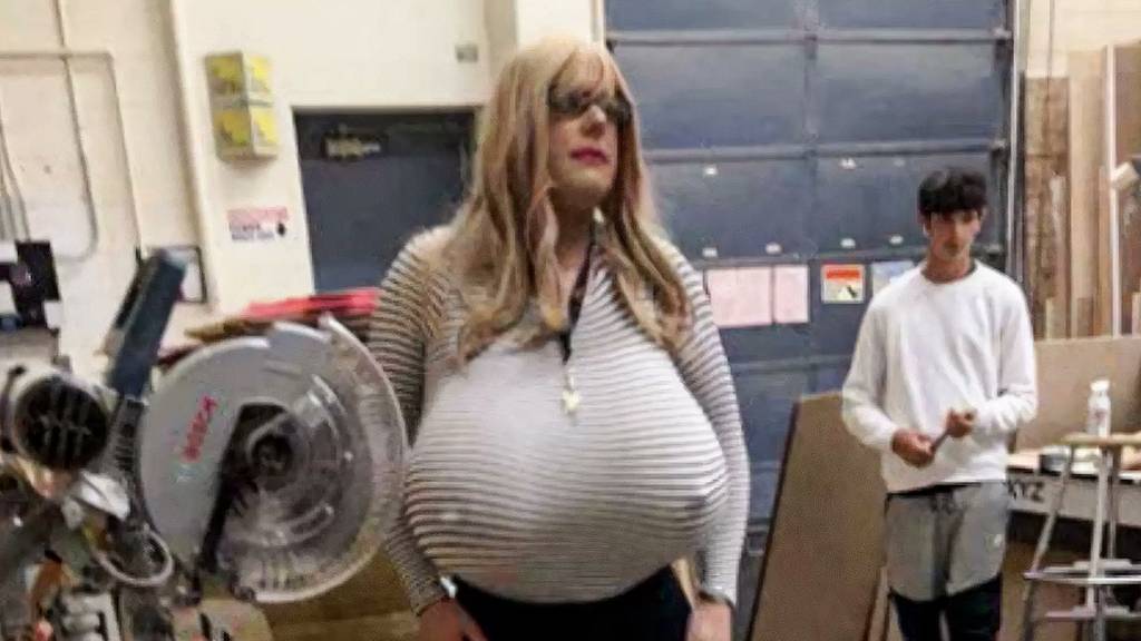 Protest vor Highschool: Lehrerin empört mit riesigen Brustprothesen 