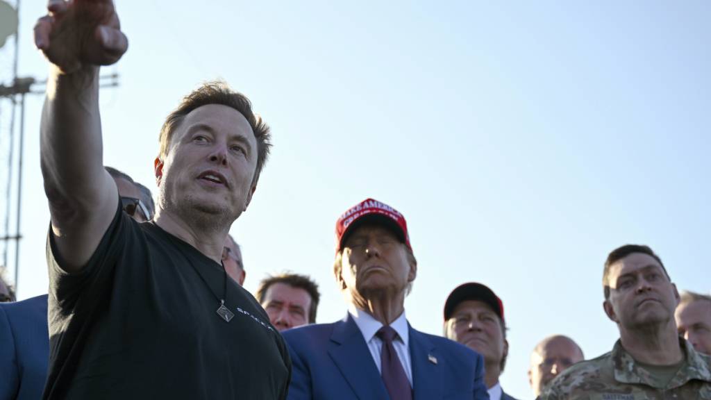 ARCHIV - Elon Musk neben Donald Trump. Foto: Brandon Bell/Getty Images North America Pool via AP/dpa/Archivbild