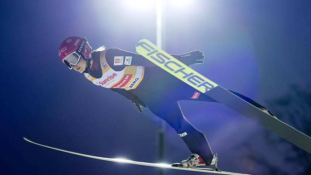 Joséphine Pagnier holt in Engelberg den Sieg im ersten Spirngen