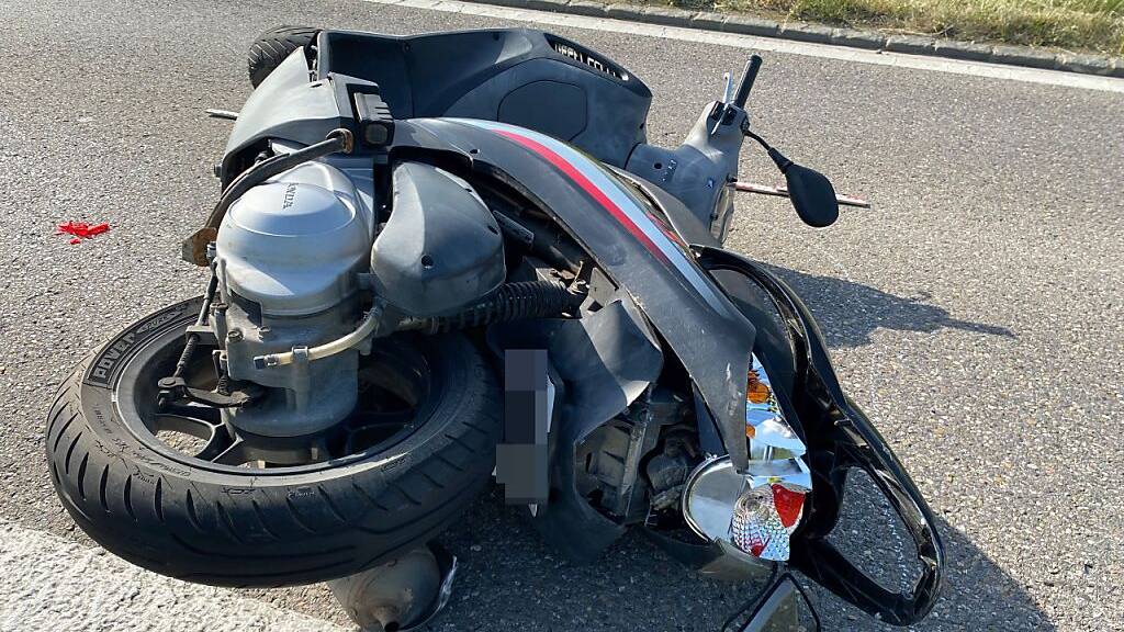 Beim Zusammenstoss mit einem Lieferwagen ist am Freitag in Frauenfeld ein Motorradfahrer leicht verletzt worden. Es entstand Sachschaden von mehreren tausend Franken.