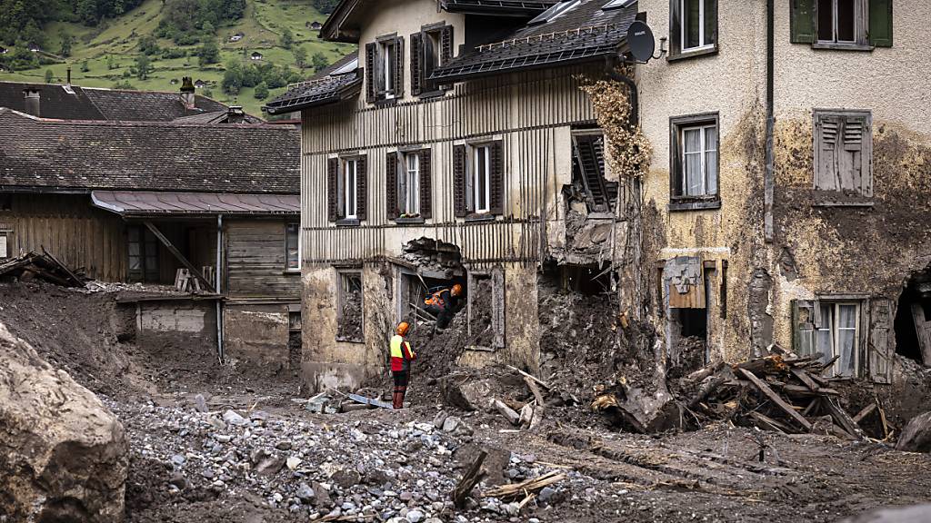 Die ersten Häuser in Schwanden GL werden nach den Erdrutschen vergangenen Jahres abgerissen. Anstelle von neuen Gebäuden wird ein Schutzdamm für weiteres Rutschmaterial gebaut.