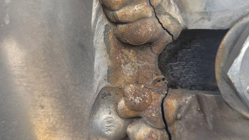 Solche Risse wies ein Sattelschlepper aus Österreich auf, der in Schaffhausen aus dem Verkehr gezogen wurde. Er hatte 24 Tonnen Ammoniak geladen.