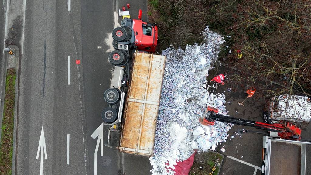 Lastwagen mit Alu-Container verunfallt in Schaffhausen – Chauffeur verletzt