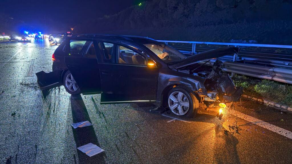 Das Auto prallte in die Leitplanken rechts und links der Fahrbahnen und war danach total beschädigt.