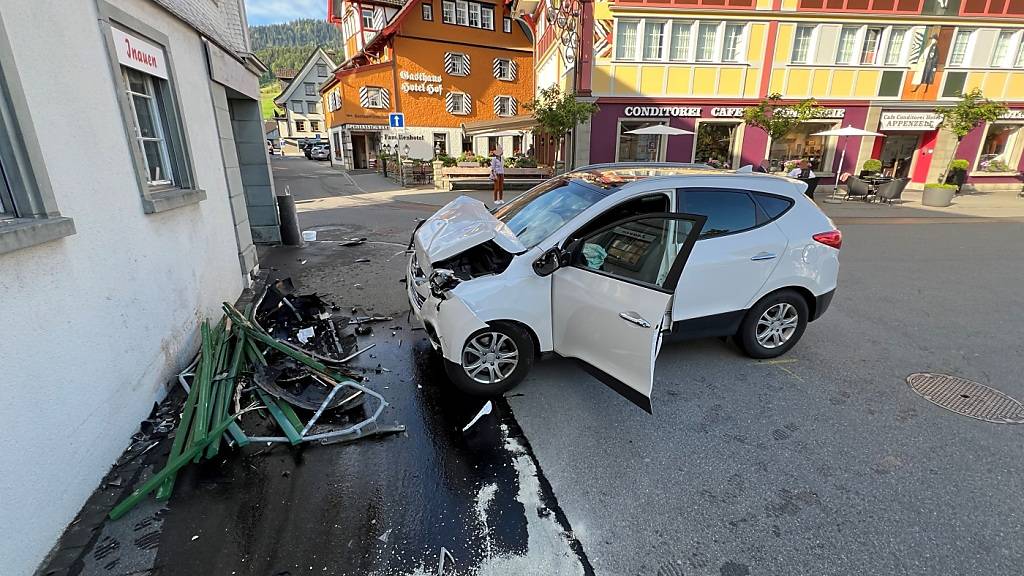 Beim Unfall auf dem Landsgemeindeplatz liefen Flüssigkeiten aus.