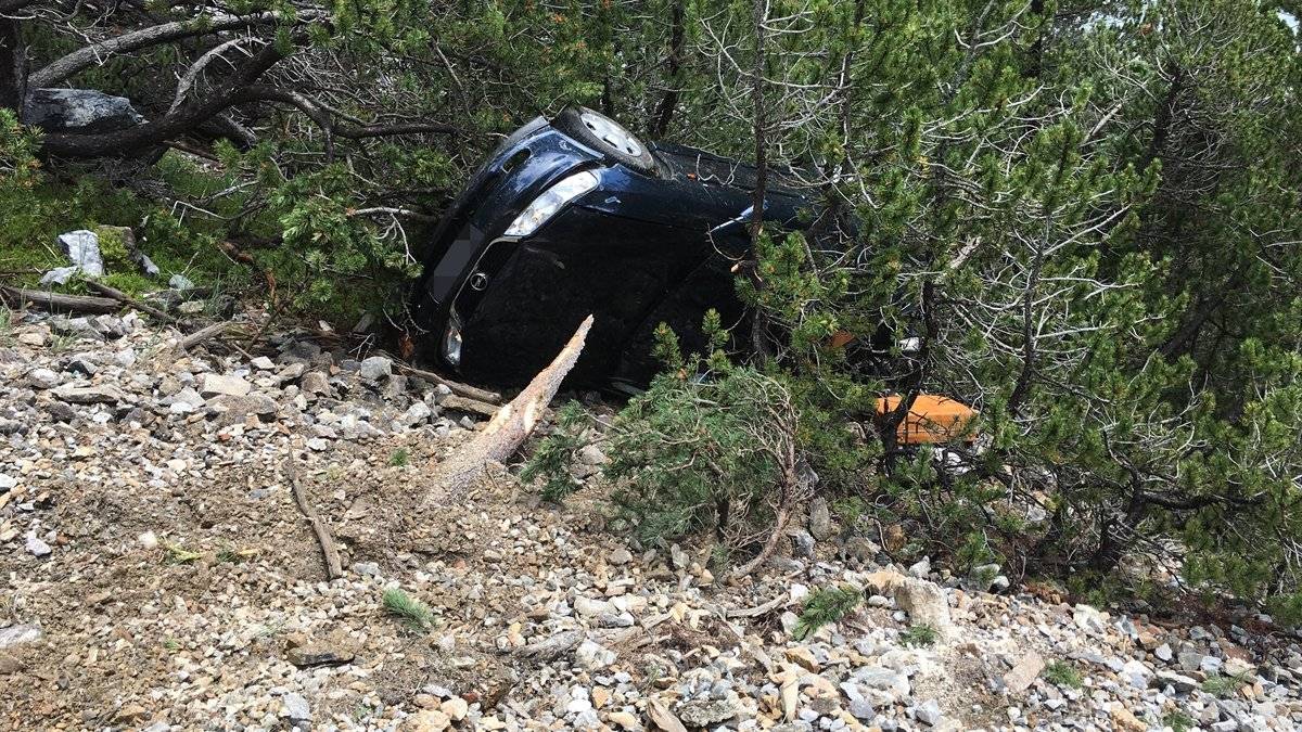 Das Unfallauto stürzte rund 20 Meter den Hang hinab.