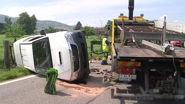 Auto mit Anhänger kommt bei Villmergen von der Strasse ab