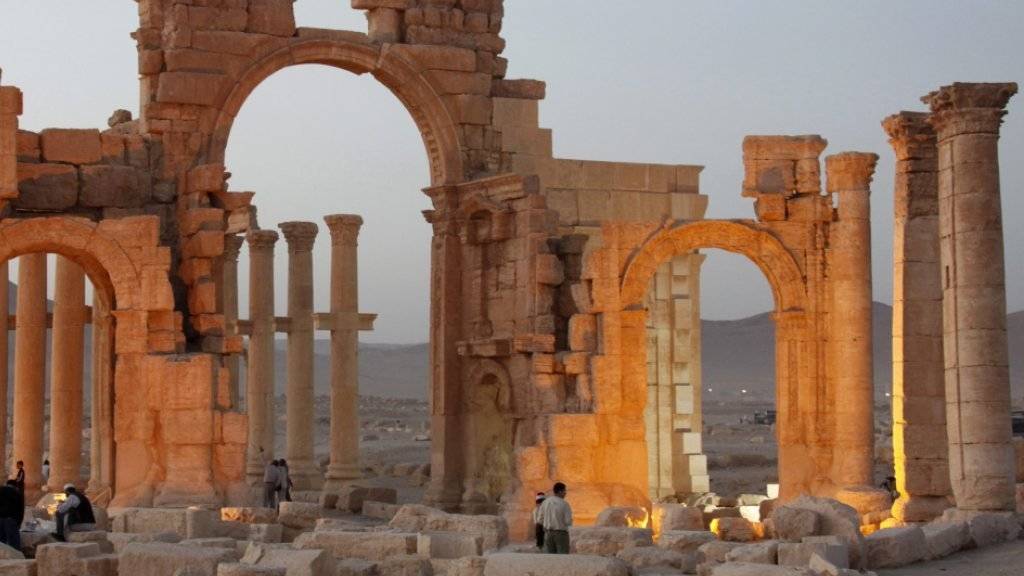 Säulen und Bögen in der antiken Oasenstadt Palmyra, bevor die Terrormiliz IS die Welterbestätte eroberte. Nachbildungen eines Tempelbogens aus Palmyra sollen im kommenden Jahr in New York und London ausgestellt werden. (Archiv)