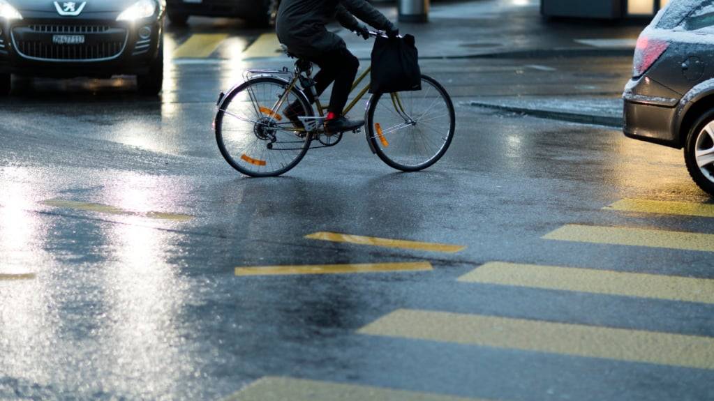 Trams, Busse, Autos, Velofahrer und Fussgänger wollen auf dem Limmatplatz aneinander vorbei. Dies klappt nicht immer. In den vergangenen fünf Jahren krachte es dort über 60 Mal. (Archivbild)