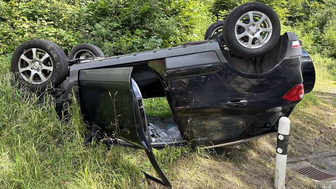 Mit Auto überschlagen und auf Dach gelandet – Lenkerin (59) verletzt