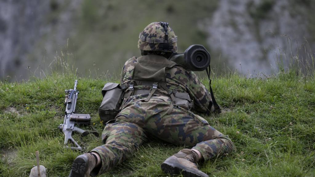 Armeechef Thomas Süssli und Arbeitgeber-Präsident Severin Moser fordern von der Wirtschaft Verständnis und Unterstützung für Militärdienstpflichtige. (Themenbild)