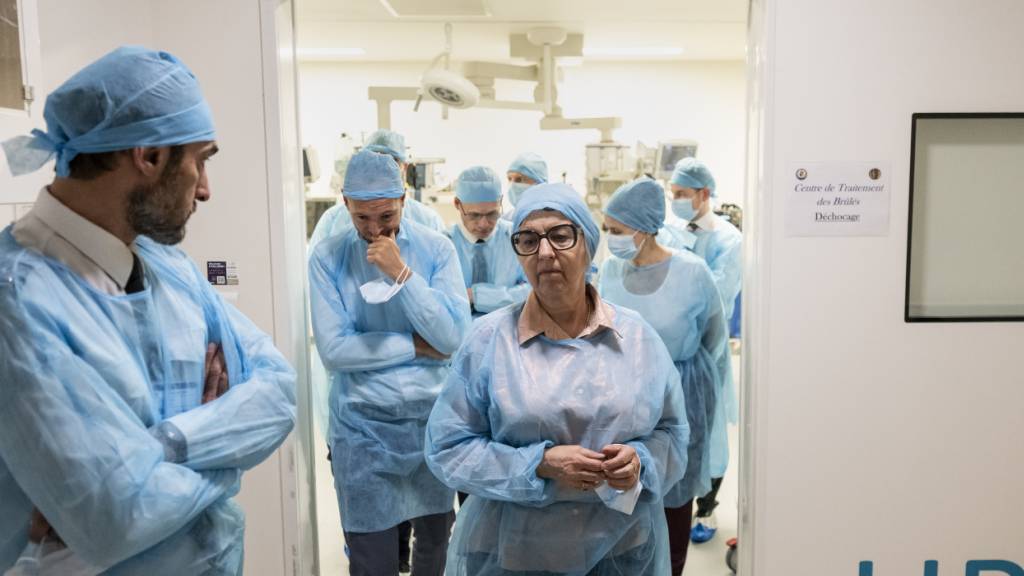 Bundesrätin Elisabeth Baume-Schneider (Mitte, mit Brille) und der Walliser Staatsratspräsident Mathias Reynard (links von Baume-Schneider) besuchten am Dienstag das Militärspital Percy bei Paris, das sich an der Versorgung eines Teils der Schwerbrandverletzten von Crans-Montana VS beteiligt.