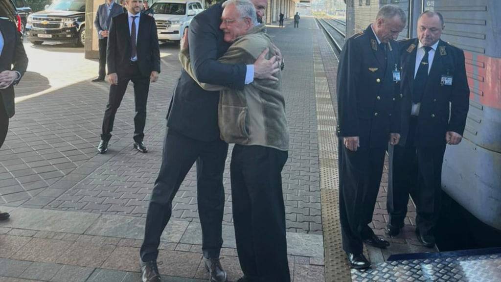 HANDOUT - Andrij Jermak (l), Leiter des ukrainischen Präsidialamtes umarmt den US-Sondergesandten für die Ukraine und Russland, Joseph Keith Kellogg, an einem Bahnhof in Kiew. Foto: Uncredited/Ukrainian Presidential Press Office via AP/dpa - ACHTUNG: Nur zur redaktionellen Verwendung und nur mit vollständiger Nennung des vorstehenden Credits