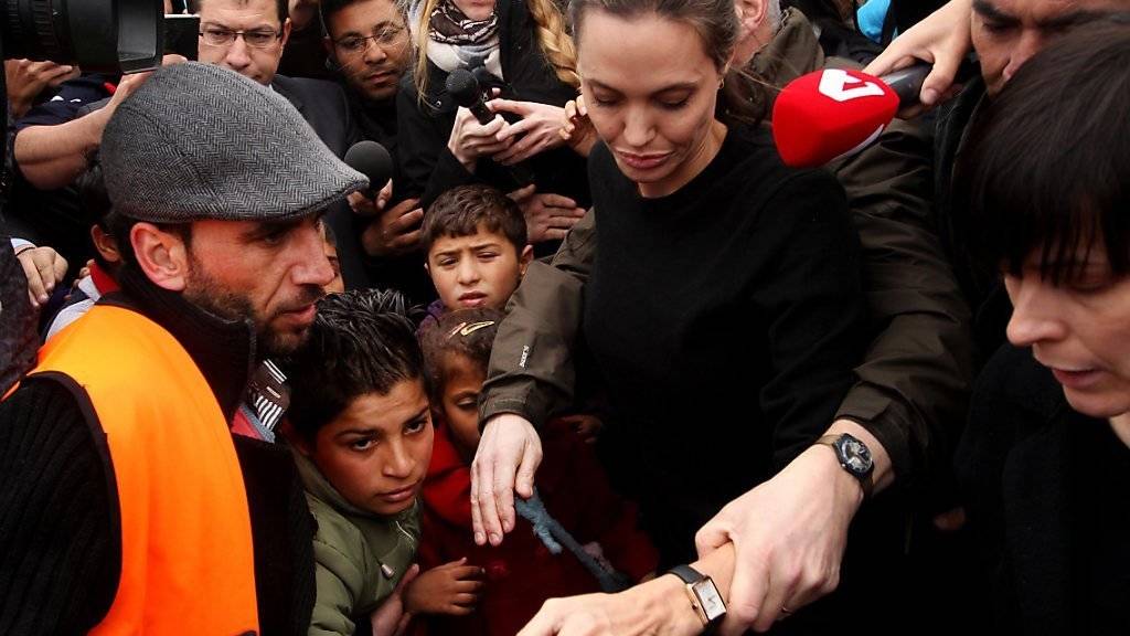 Der Andrang ist gross, als Angelina Jolie das Flüchtlingslager in Piräus besucht.