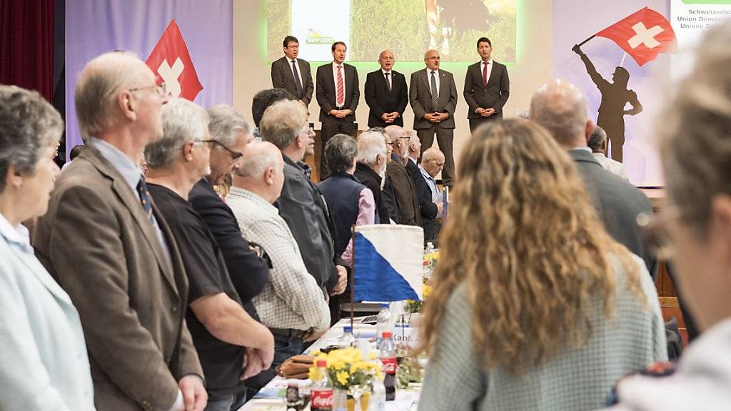 Delegierte der SVP stimmen bei ihrer Versammlung in Frauenfeld die Schweizer Nationalhymne an. Die Volkspartei beschäftigte sich mit dem Thema «radikaler Islam in der Schweiz» und rief zu einer Nulltoleranzpolitik auf.