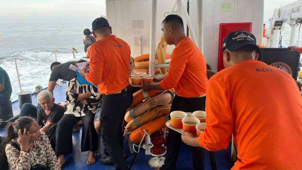 HANDOUT - Dieses von der philippinischen Küstenwache veröffentlichte Foto zeigt Mitarbeiter der philippinischen Küstenwache, die sich um Menschen kümmern, die sich an Bord der M/V Trisha Kerstin 3 in den Gewässern der Insel Baluk-baluk, Basilan, Philippinen, befanden. Foto: Uncredited/Philippine Coast Guard/dpa - ACHTUNG: Nur zur redaktionellen Verwendung im Zusammenhang mit der aktuellen Berichterstattung und nur mit vollständiger Nennung des vorstehenden Credits.