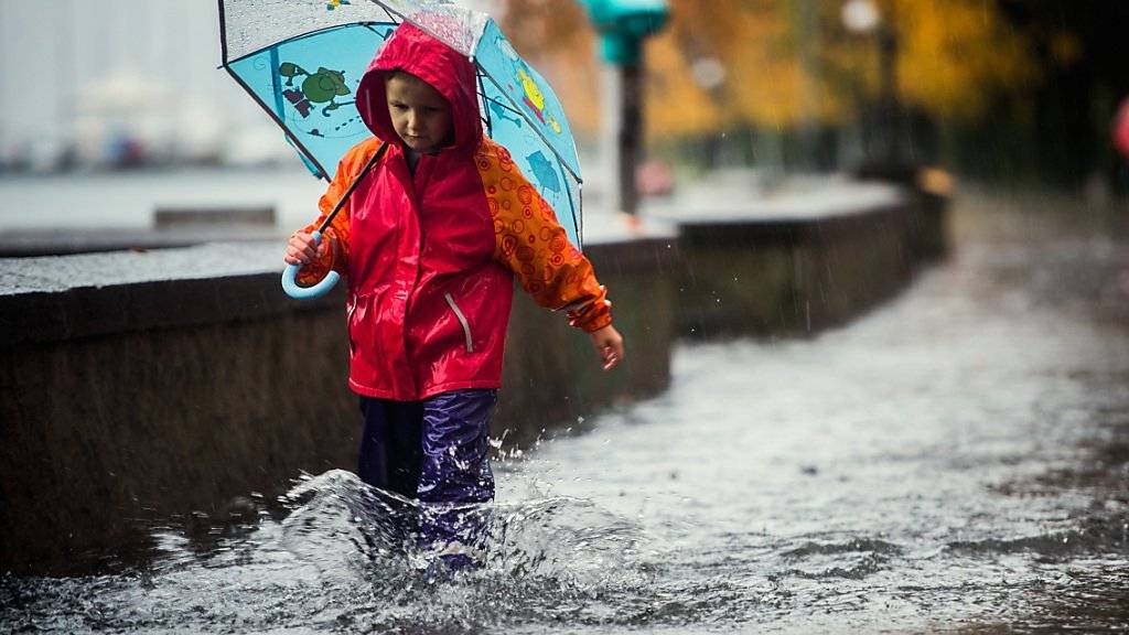 Heftiger Regen führte im November 2014 in Locarno zu überfluteten Strassen (Archiv).
