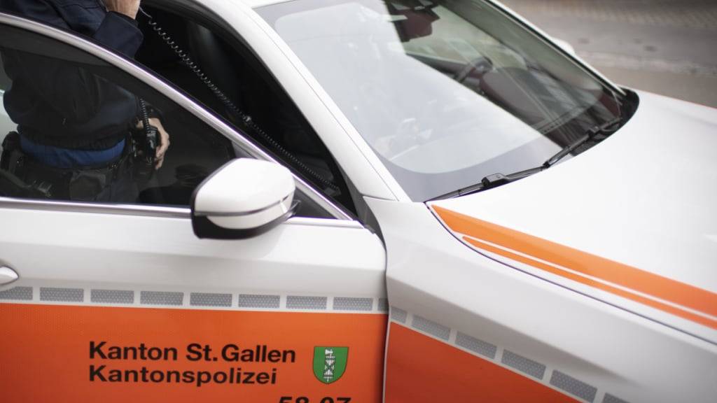 Bei Gossau kam es zu einem «Bussenregen»: Die Kantonspolizei St. Gallen erwischte mehrere Autofahrerinnen und Autofahrer, die nach einem Unfall die Absperrungen missachteten. (Archivbild)