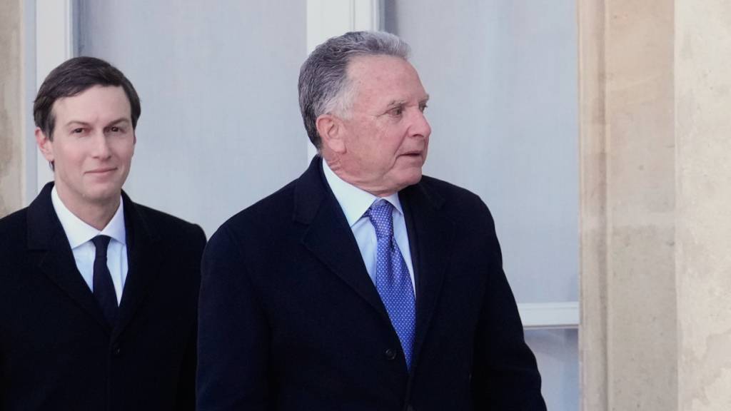 ARCHIV - Der Nahost-Beauftragte der Vereinigten Staaten Steve Witkoff (r.) und der US-Amerikaner Jared Kushner (r) kommen zu einem Treffen der «Koalition der Willigen» zur Ukraine im Elysee-Palast. Foto: Michel Euler/AP/dpa