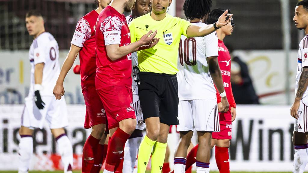 Der Schlüsselmoment in Winterthur: Schiedsrichter Sandro Schärer schickt Mirlind Kryeziu mit Rot vom Platz