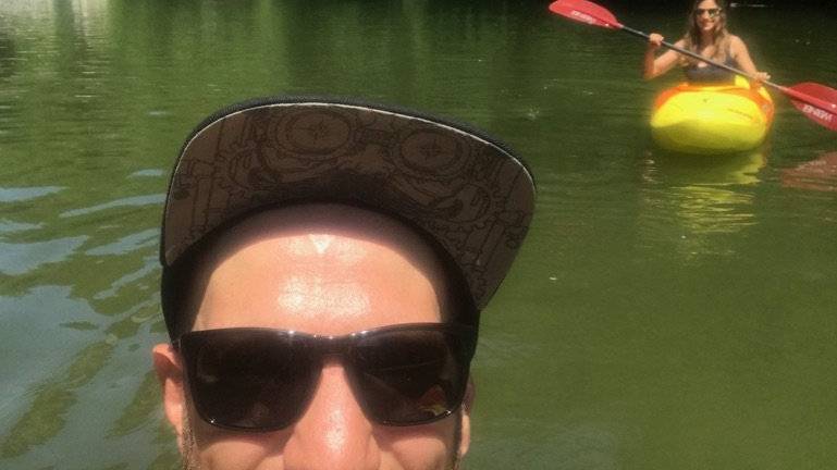 Bloss nicht normal: Das Interview mit Ruedi Gamper fand auf dem Kanu statt (im Hintergrund Reporterin Lara Abderhalden). (Bild: zVg)