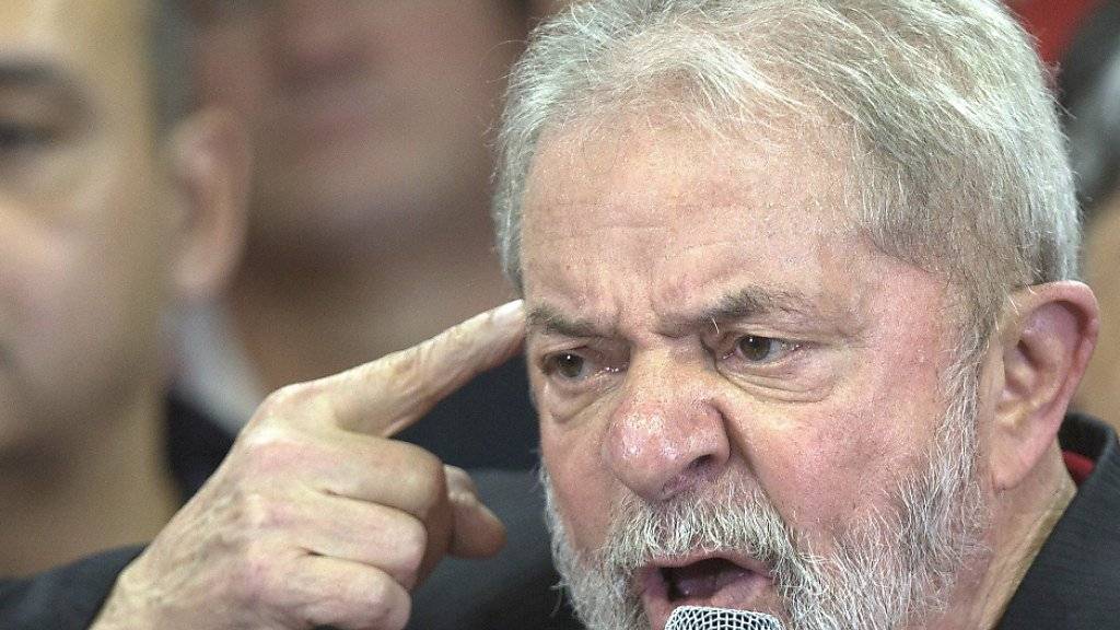 Ex-Präsident Lula da Silva sieht sich zu Unrecht verurteilt. Erst recht will er jetzt nochmals Präsident werden, wie er hier vor den Medien sagt.