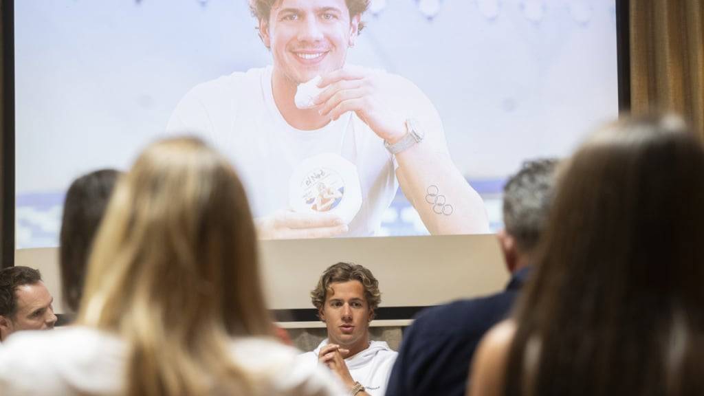 Noè Ponti spricht an einer Medienkonferenz über die anstehende Schwimm-WM