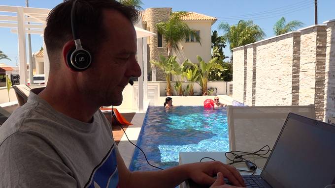 Büro am Pool
