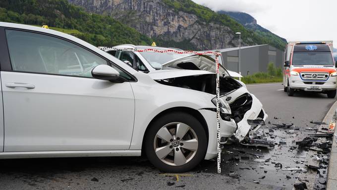 Vier Verletzte bei Verkehrsunfall auf Gotthardstrasse