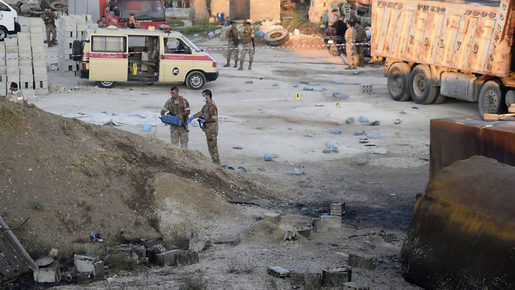 Libanesische Soldaten untersuchen einen explodierten Tankwagen. Foto: Str/AP/dpa