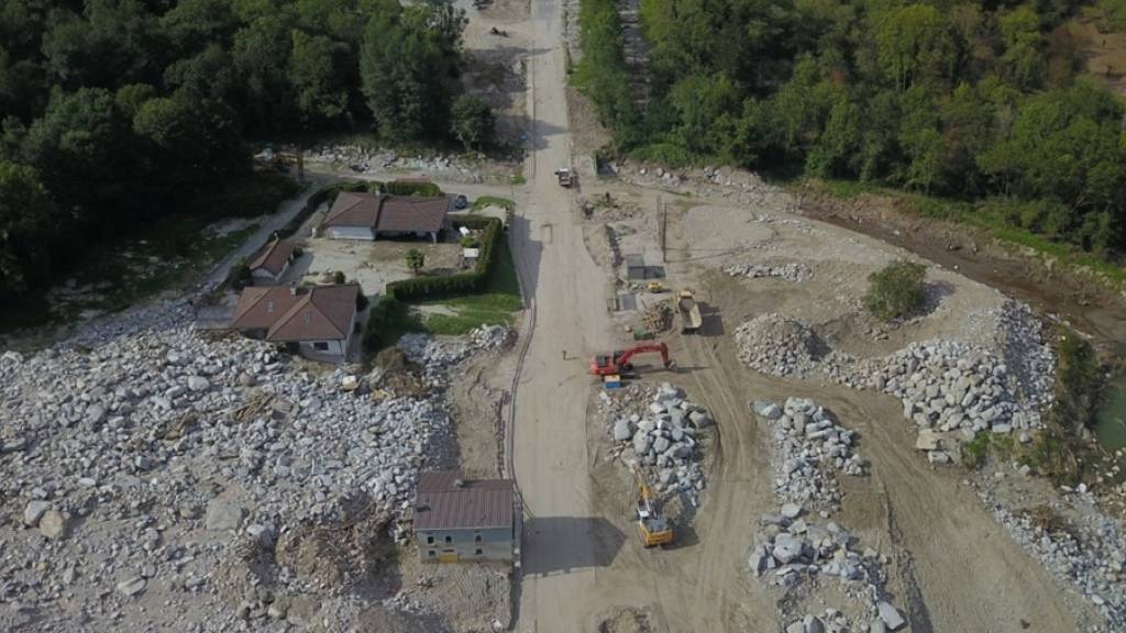 Die Kantonsstrasse bei Sorte GR ist nach dem Unwetter im Misox wieder für den Transitverkehr geöffnet.