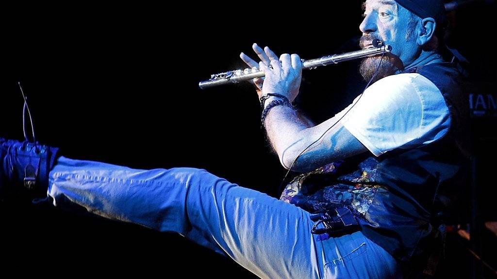 Ian Anderson, der Gründer und Frontmann von Jethro Tull in seiner typischen Rattenfänger-Pose. Heute wird er 70. (Archivbild 2012)