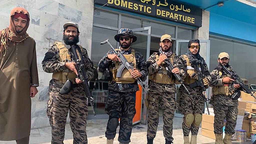 Kämpfer der Taliban stehen nach dem Abzug der USA auf dem internationalen Flughafen Hamid Karzai. Mit dem Abzug der letzten US-Soldaten vom Flughafen Kabul haben die Vereinigten Staaten den Militäreinsatz in Afghanistan nach fast 20 Jahren beendet.