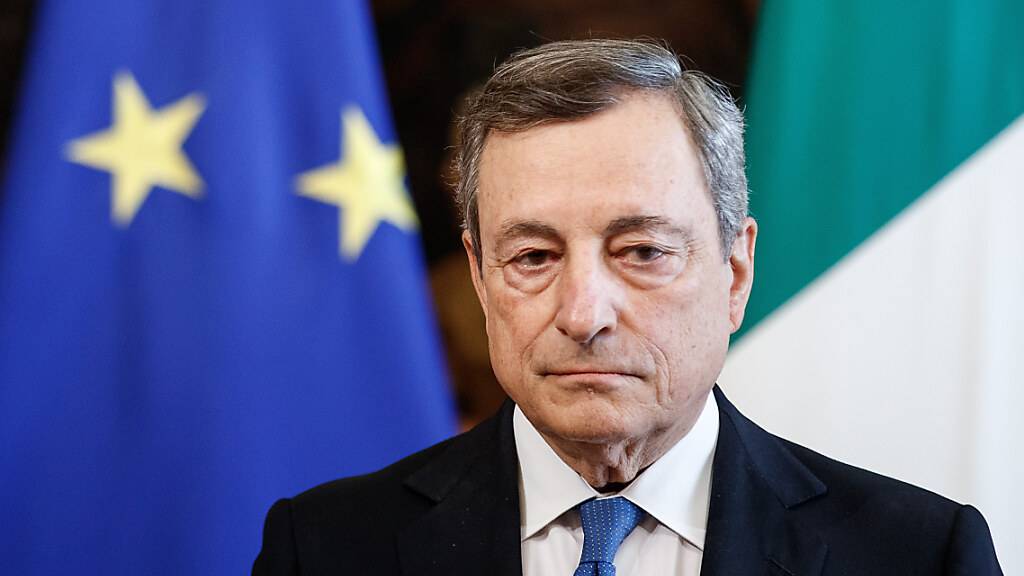 Der italienische Ministerpräsident Mario Draghi bei einer Pressekonferenz. Der Ministerrat unter Draghi stimmt Corona-Wiederaufbaumaßnahmen zu. Foto: Roberto Monaldo/LaPresse via ZUMA Press/dpa