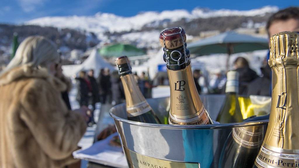 Der Reichtum der Milliardäre nimmt auch in der Schweiz zu: Champagner trinken am White Turf in St. Moritz.