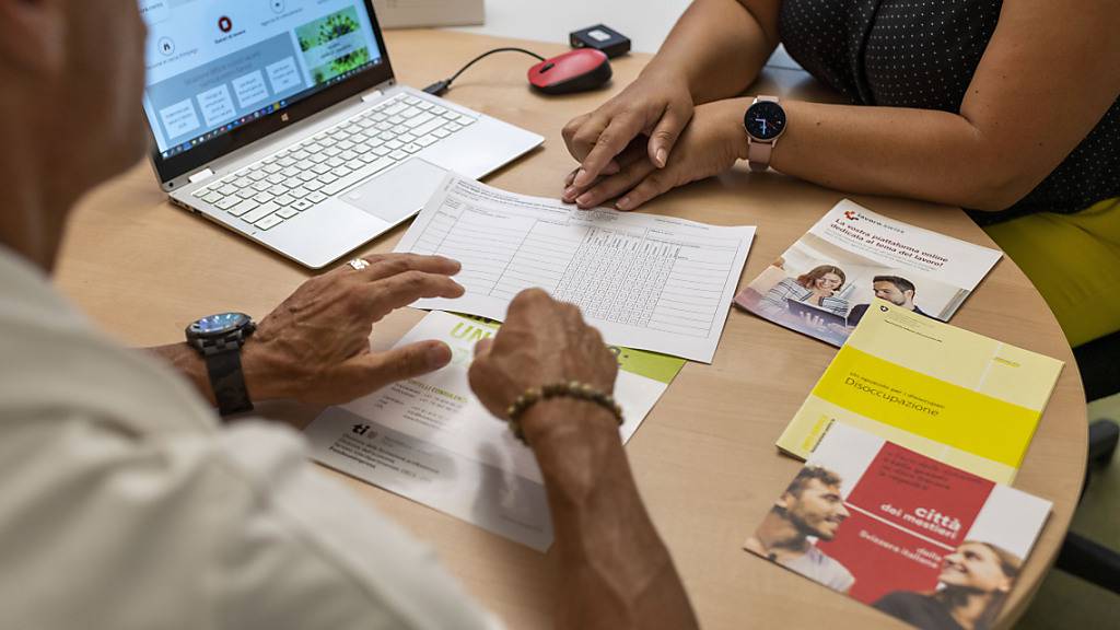 Sie dürften 2023 weniger Arbeit gehabt haben als in anderen Jahre: Die Berater im regionalen Arbeitsvermittlungszentrums RAV. Vergangenes Jahr war die Arbeitslosigkeit in der Schweiz nämlich so tief wie zuletzt vor mehr als 20 Jahren. Im Bild ein Beratungsgespräch im RAV Locarno. (Symbolbild)