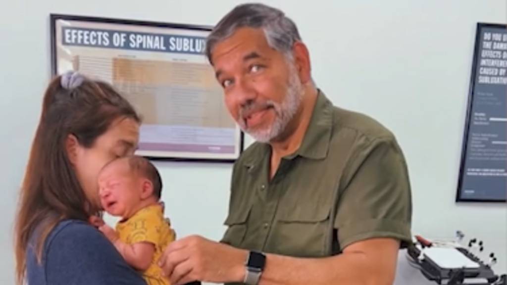 Chiropraktiker löst Verstopfungen von Babys – mit einem Handgriff