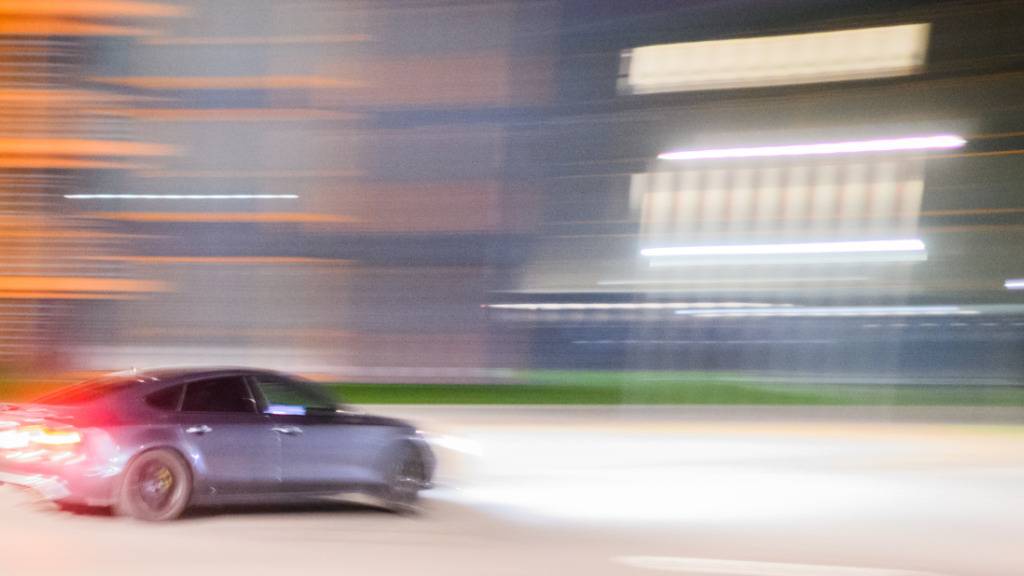 Der mutmassliche Raser war über 100km/h zu schnell unterwegs. (Symbolbild)