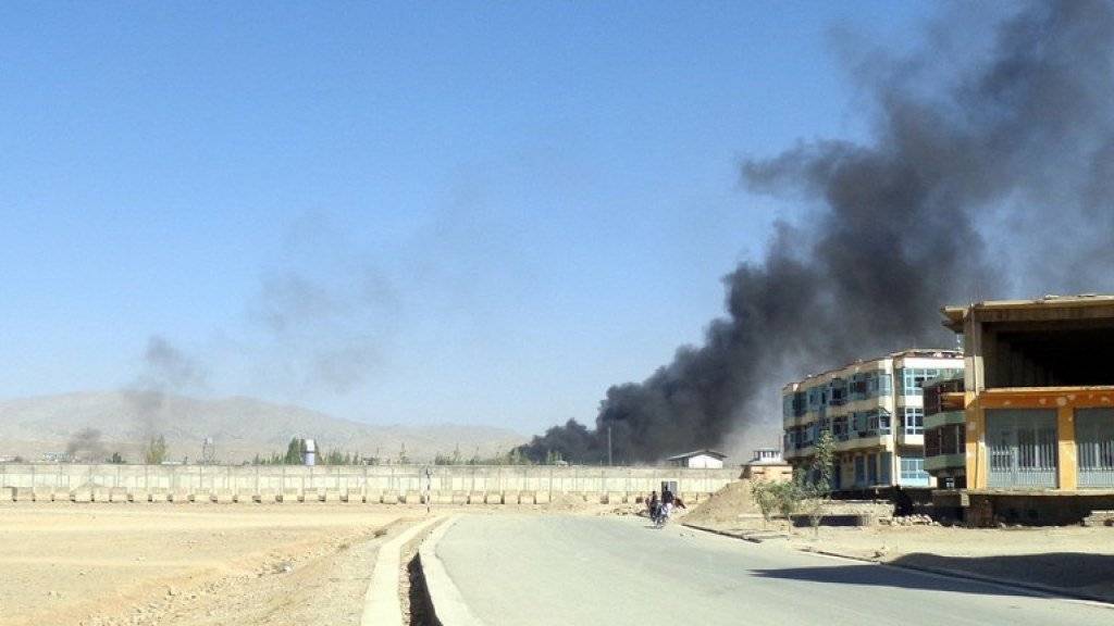 Rauch steigt auf am Dienstag nach dem Taliban-Angriff auf ein Polizeitrainingszentrum in der Hauptstadt der ostafghanischen Provinz Paktia, Gardes.