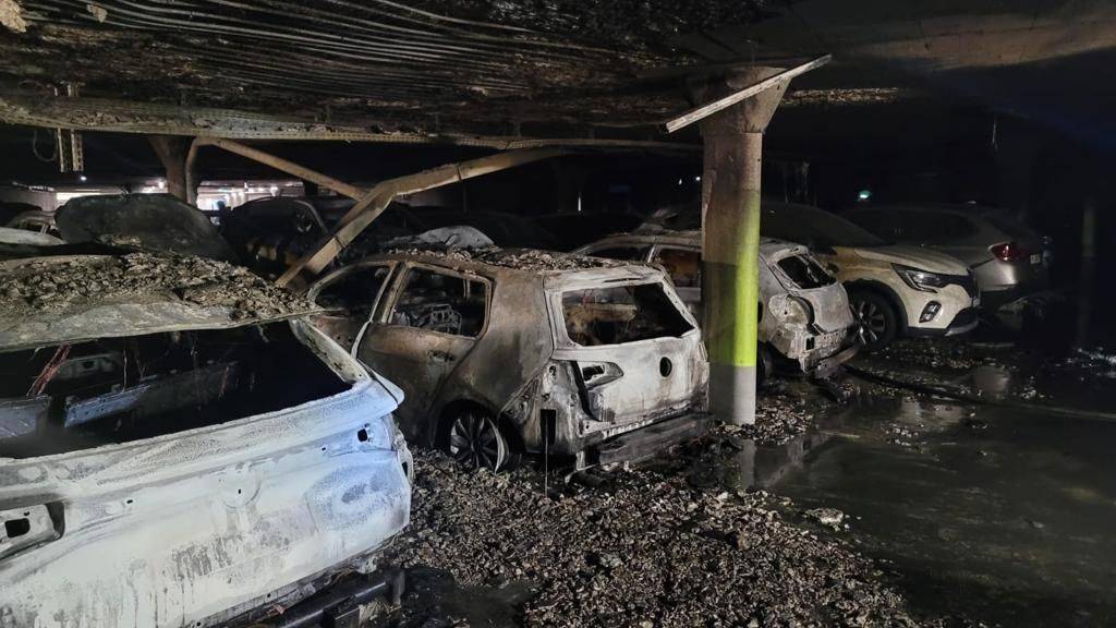 Beim Brand in der Tiefgarage wurden mehrere Autos zerstört und die Infrastruktur stark beschädigt.