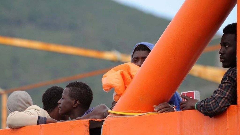 Junge Flüchtlinge aus Afrika auf einem Schiff im Hafen der süditalienischen Stadt Salerno. (Archiv)