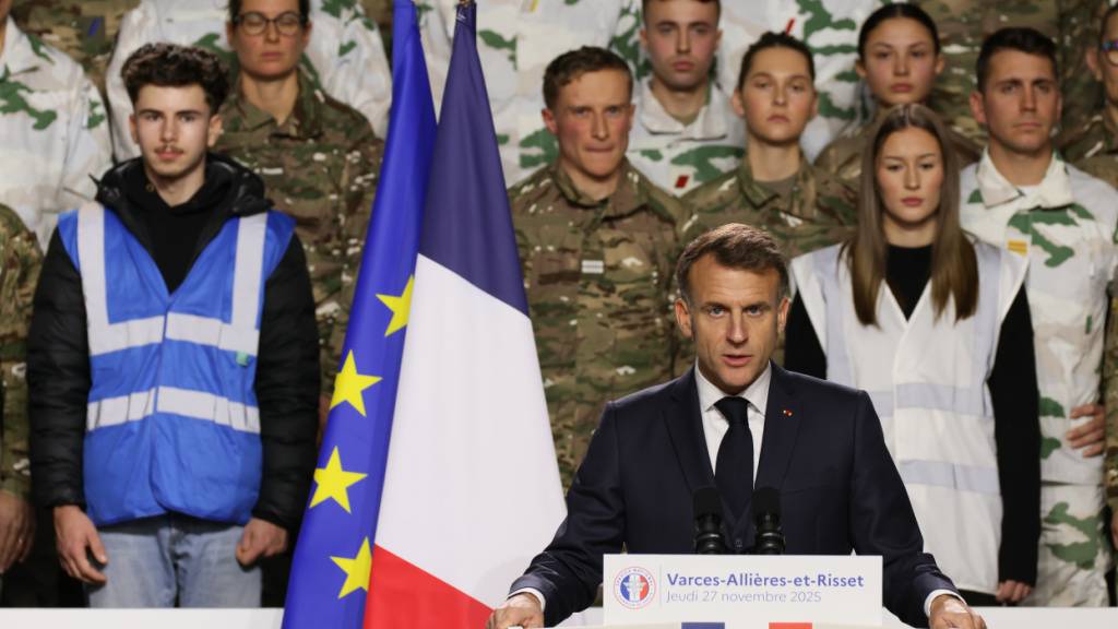 Frankreichs Präsident Emmanuel Macron stellt einen neuen nationalen Militärdienst vor, als er auf dem Militärstützpunkt in Varces in den französischen Alpen zur Armee spricht. Foto: Thomas Padilla/Pool AP/AP/dpa