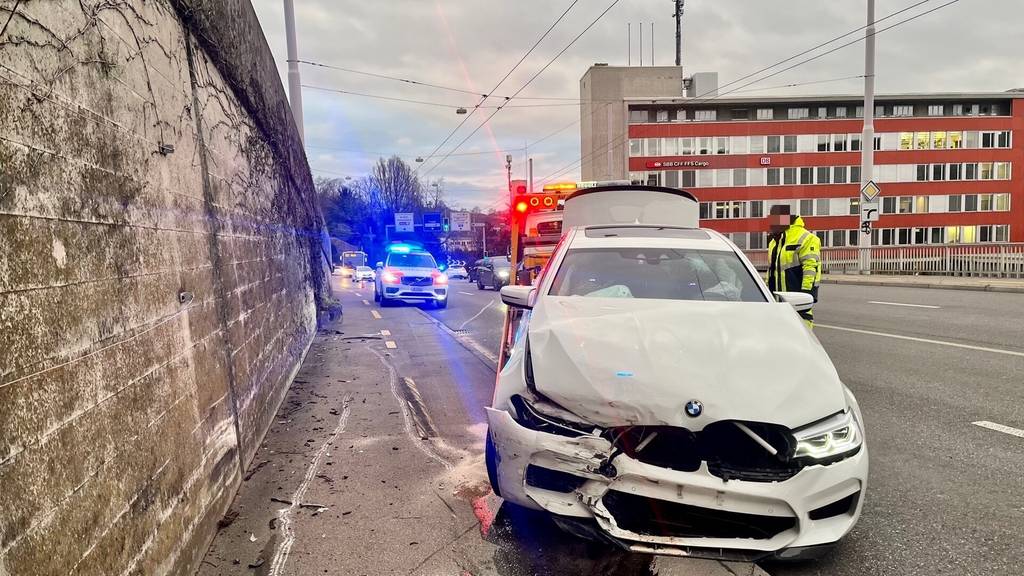 22-jähriger BMW-Lenker fährt über Trottoir und kracht in Wand 